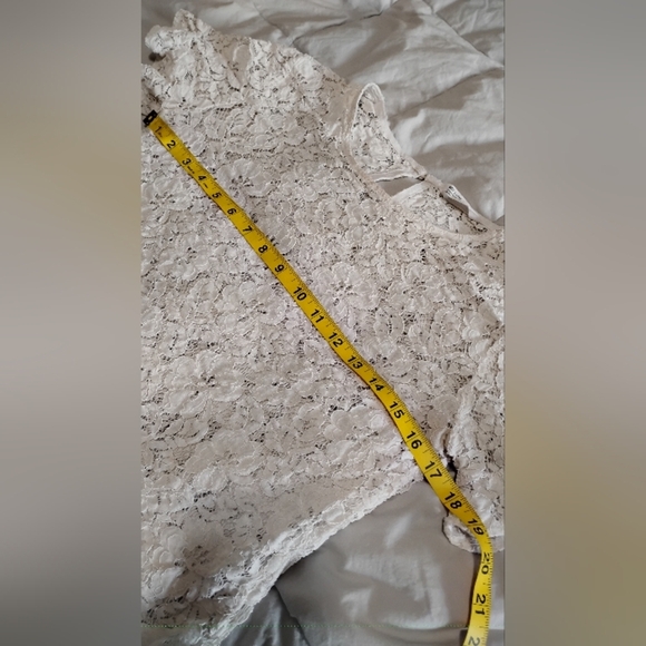 Cream Floral Lace Short Sleeve Blouse Back Keyhole Closure | Size 4 - Picture 6 of 8